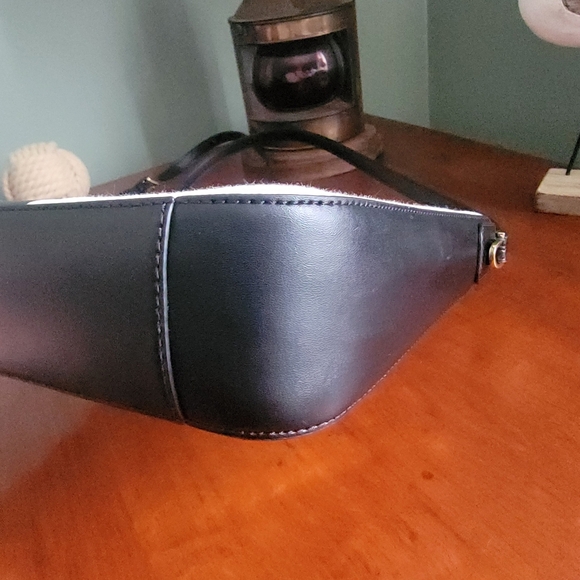 Michael Kors Jet Set Travel Large Messenger Crossbody in Canvas w/ Black Leather - Picture 8 of 14